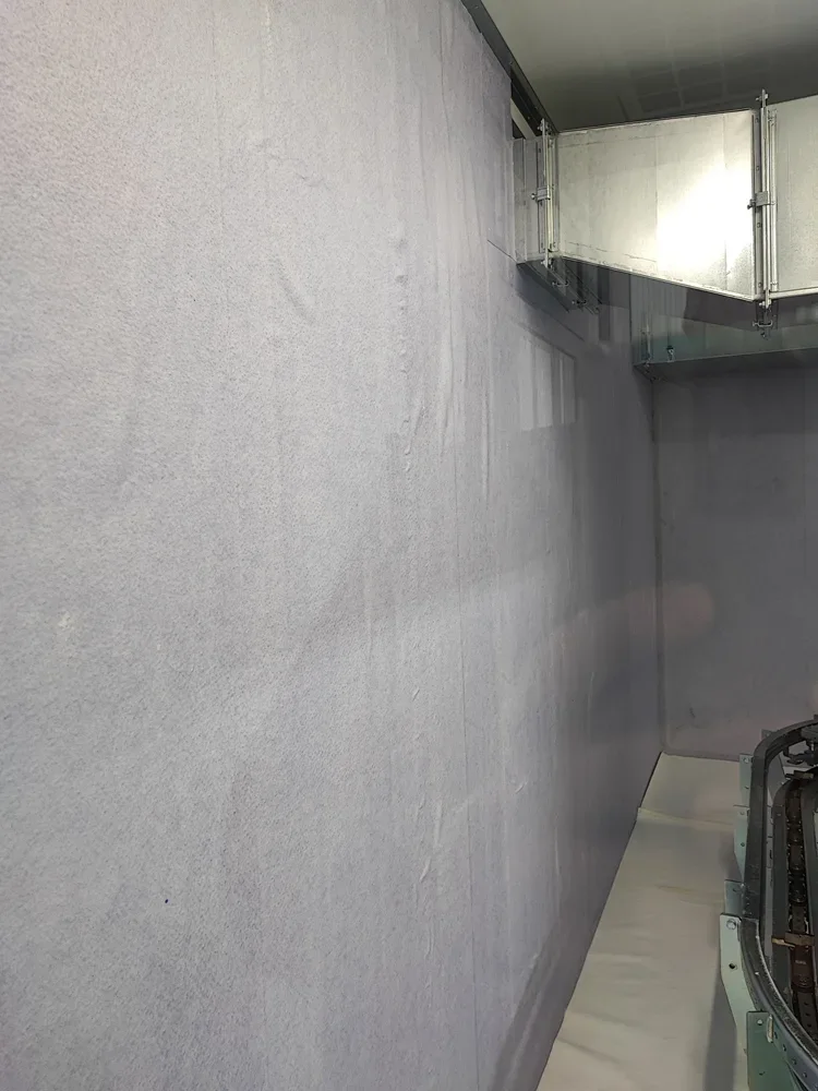 FAS Kabinenschutzfolie für Anlagenwände/-böden - zweiseitig klebend an der Wand